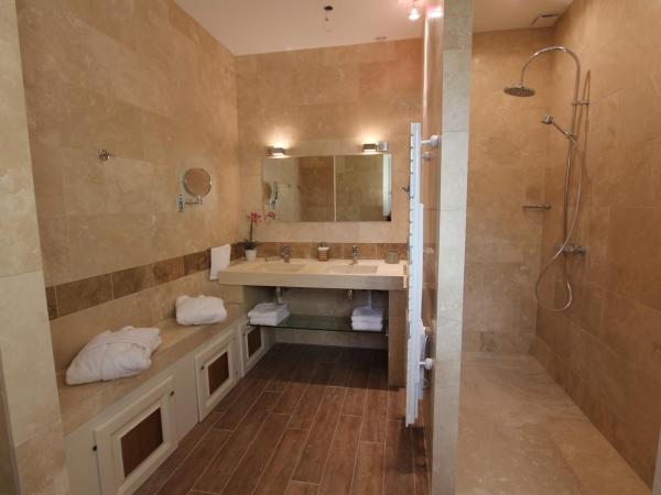 Aux charmes de grasse : photo 6 de la chambre chambre double