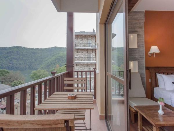 Pokhara Batika : photo 10 de la chambre deluxe family room with private balcony and lake or  mountain view