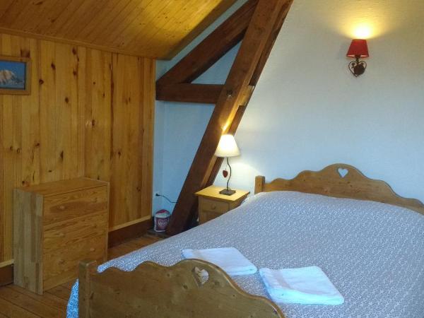 Gîte Mont Joly : photo 1 de la chambre chambre double avec salle de bains privative