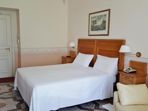 Hotel Roma e Rocca Cavour : photo 4 de la chambre chambre double ou lits jumeaux basique