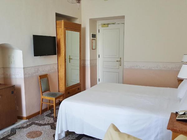 Hotel Roma e Rocca Cavour : photo 5 de la chambre chambre double ou lits jumeaux basique