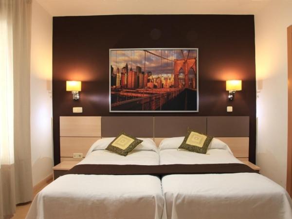 Hostal Falfes : photo 5 de la chambre chambre double ou lits jumeaux avec salle de bains privative