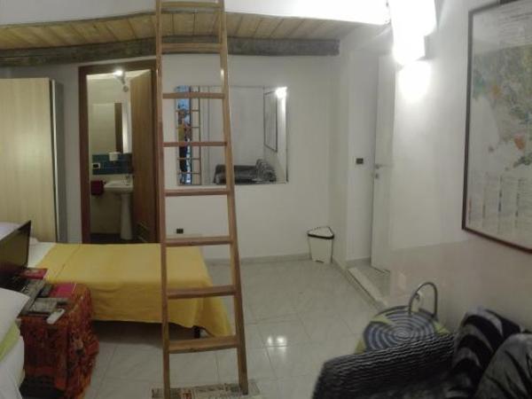 Buonanotte & Buongiorno Guesthouse : photo 4 de la chambre chambre quadruple avec salle de bains