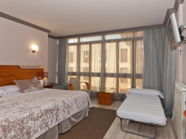 Hotel Vetusta : photo 1 de la chambre chambre triple