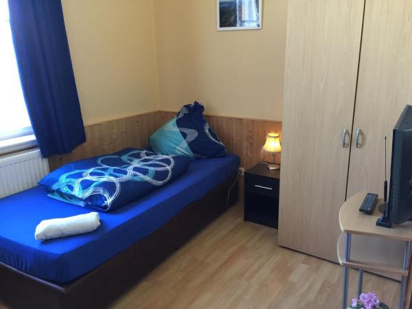 Zimmerfrei-Dresden mit Bad-Miniküche Self Check In 24-7 : photo 8 de la chambre chambre lits jumeaux avec salle de bains commune