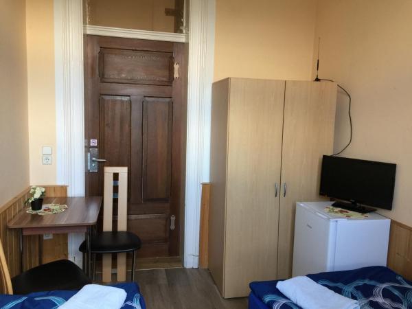 Zimmerfrei-Dresden mit Bad-Miniküche Self Check In 24-7 : photo 9 de la chambre chambre lits jumeaux avec salle de bains commune