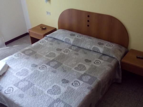 Hotel Tirreno : photo 5 de la chambre chambre double standard avec salle de bains commune