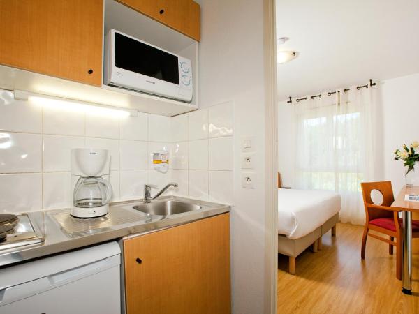 Séjours & Affaires Annecy Le Pont Neuf : photo 4 de la chambre studio