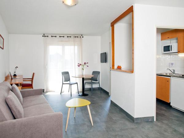 Séjours & Affaires Annecy Le Pont Neuf : photo 3 de la chambre appartement premium