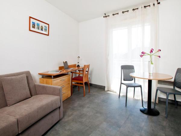 Séjours & Affaires Annecy Le Pont Neuf : photo 4 de la chambre appartement premium