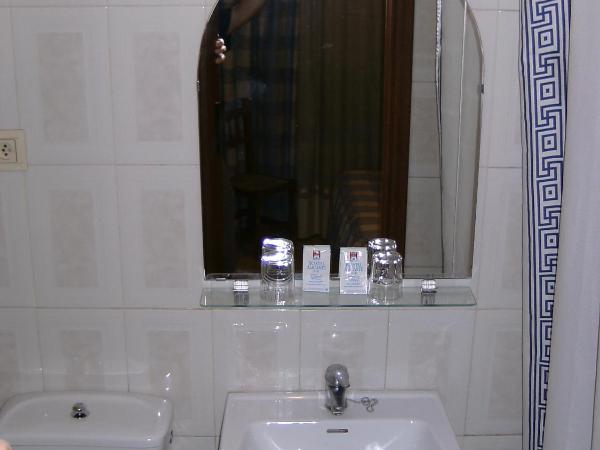 Hostal Alicante : photo 3 de la chambre chambre simple avec salle de bains privative