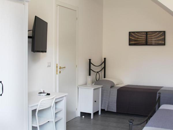 Aeroporto Bellini Rooms : photo 5 de la chambre chambre triple avec salle de bains privative