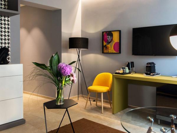 CinqueSuites Ortigia : photo 7 de la chambre suite de luxe avec salle de bains décloisonnée