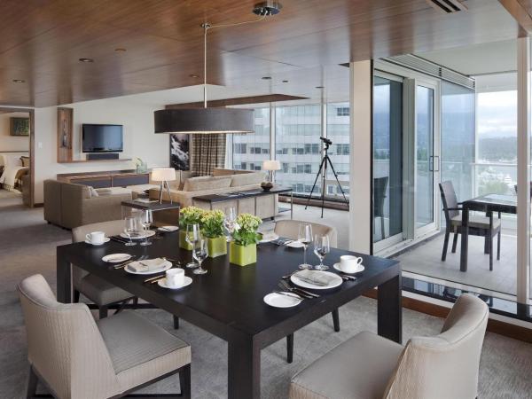 Fairmont Pacific Rim : photo 6 de la chambre suite lit king-size - vue d'angle sur port de fairmont or et montagne
