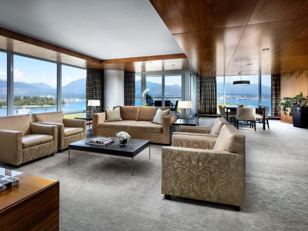 Fairmont Pacific Rim : photo 7 de la chambre suite lit king-size - vue d'angle sur port de fairmont or et montagne