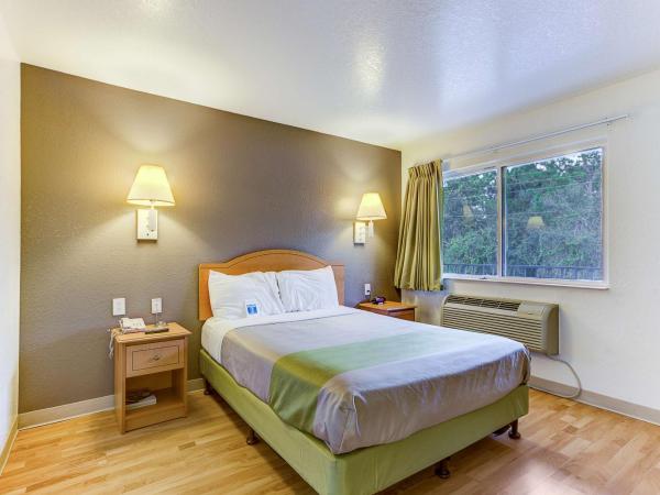 Studio 6-Kissimmee, FL - Orlando : photo 1 de la chambre chambre lit queen-size - non-fumeurs