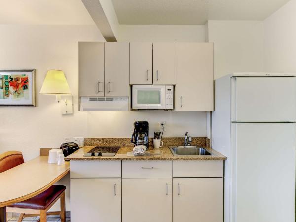 Studio 6-Kissimmee, FL - Orlando : photo 4 de la chambre suite lit queen-size