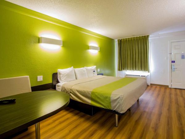 Motel 6-Austin, TX - Midtown : photo 3 de la chambre chambre lit king-size - non-fumeurs