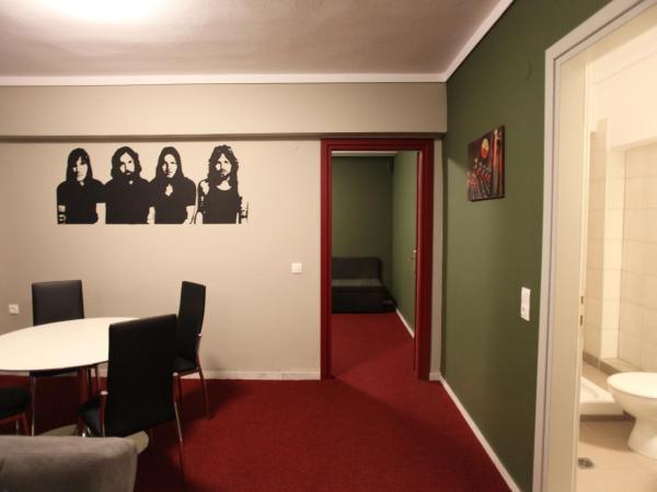 Stay Hybrid Hostel : photo 7 de la chambre suite familiale