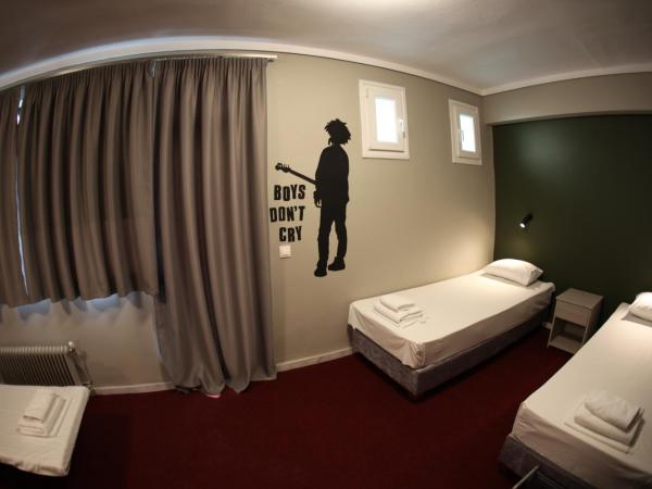 Stay Hybrid Hostel : photo 5 de la chambre chambre triple avec salle de bains privative
