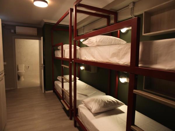 Stay Hybrid Hostel : photo 1 de la chambre lit dans dortoir mixte de 4 lits - accessible aux personnes à mobilité réduite