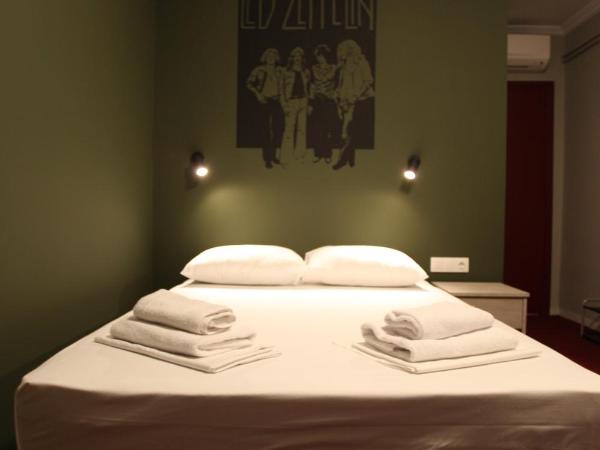 Stay Hybrid Hostel : photo 2 de la chambre chambre double avec salle de bains privative