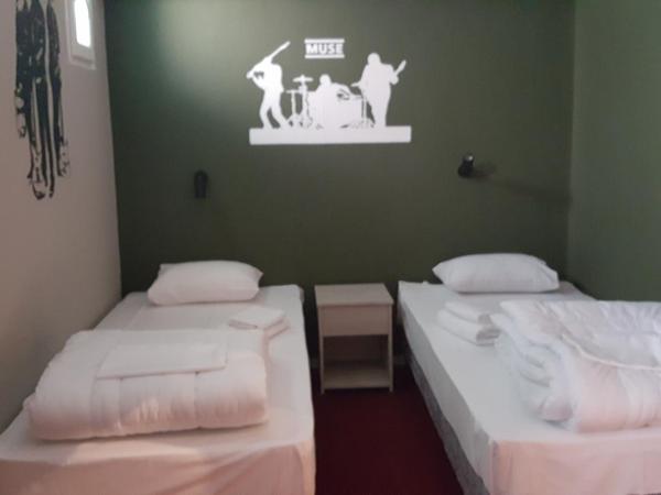 Stay Hybrid Hostel : photo 3 de la chambre chambre triple avec salle de bains privative
