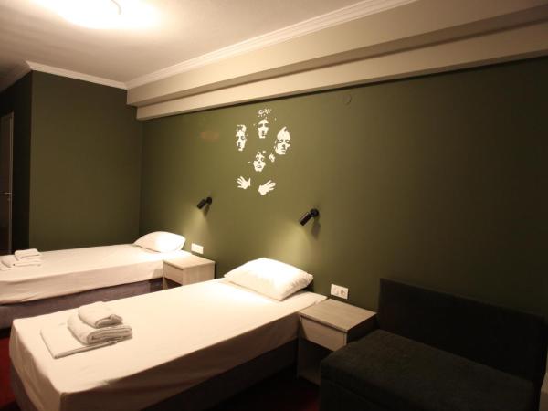 Stay Hybrid Hostel : photo 1 de la chambre chambre triple avec salle de bains privative