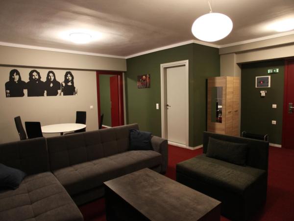 Stay Hybrid Hostel : photo 3 de la chambre suite familiale