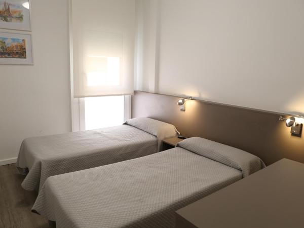 Hotel Alguer Camp Nou : photo 9 de la chambre chambre lits jumeaux