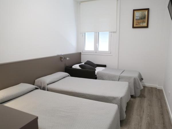 Hotel Alguer Camp Nou : photo 7 de la chambre chambre lits jumeaux avec canapé-lit