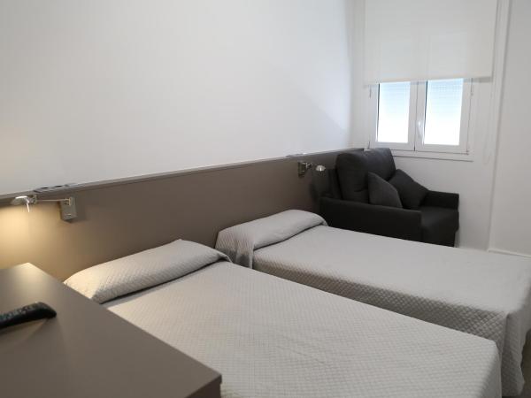 Hotel Alguer Camp Nou : photo 6 de la chambre chambre lits jumeaux avec canapé-lit