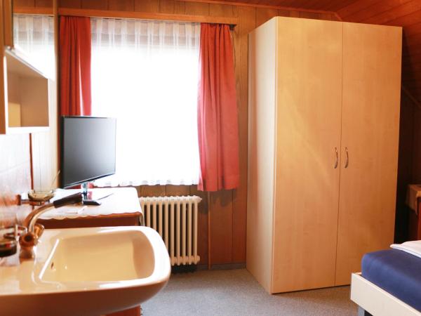 Restaurant Blume : photo 3 de la chambre chambre simple avec toilettes et douche communes
