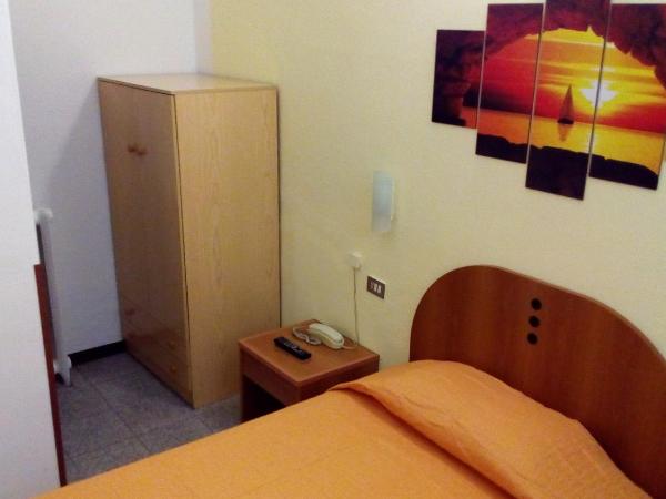 Hotel Tirreno : photo 5 de la chambre chambre simple standard avec salle de bains commune