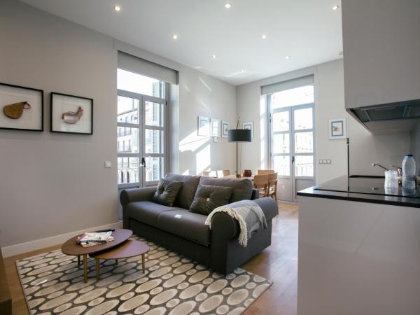 Legazpi Doce Rooms & Suites : photo 2 de la chambre appartement 3 chambres avec balcon