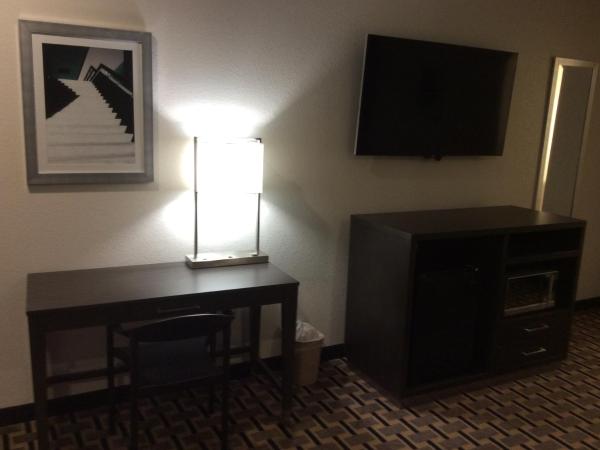 Regency Inn & Suites- NW Houston : photo 5 de la chambre chambre lit king-size avec canapé - non-fumeurs