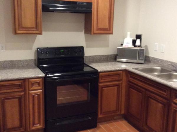 Regency Inn & Suites- NW Houston : photo 5 de la chambre studio lit king-size supérieur avec cuisine