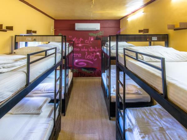Backpackers Villa Mumbai : photo 2 de la chambre lit dans dortoir mixte de 8 lits avec climatisation