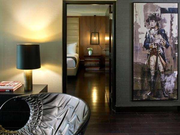 Revere Hotel Boston Common : photo 1 de la chambre suite 1 chambre avec lit king-size - vue sur les toits de la ville