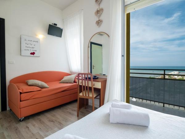 Hotel Crosal : photo 6 de la chambre chambre double avec balcon - vue sur mer (1 adulte)