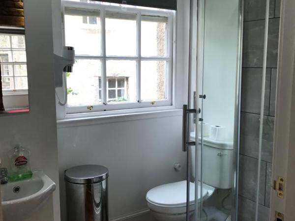 Royal Mile Balconies by the Castle : photo 7 de la chambre chambre de luxe lit king-size - catcune