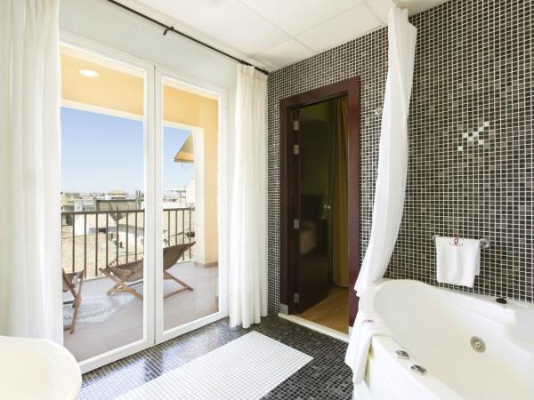 Hotel Carlos V : photo 7 de la chambre chambre lit queen-size avec baignoire spa