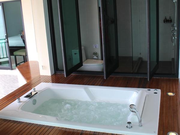 Klong Prao Resort - SHA Extra Plus : photo 6 de la chambre chambre lit king-size deluxe avec baignoire spa