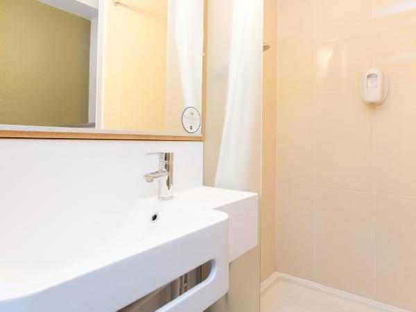 B&B HOTEL Mulhouse Centre : photo 2 de la chambre chambre double