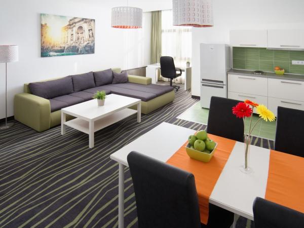 Rubin Wellness & Conference Hotel : photo 1 de la chambre appartement avec balcon