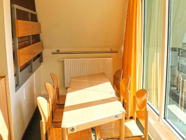 Jugendgästehaus St.-Michaels-Heim : photo 3 de la chambre chambre 6 lits avec salle de bains commune