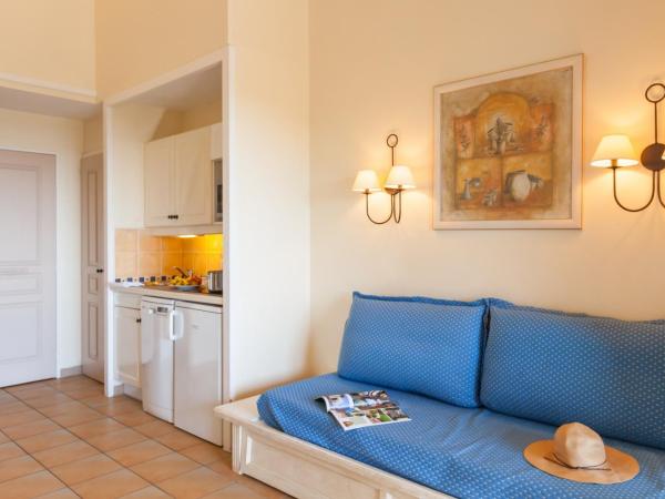 Résidence Pierre & Vacances Les Restanques du Golfe de Saint-Tropez : photo 1 de la chambre appartement 1 chambre avec coin nuit dans alcôve et terrasse ou balcon (6 personnes)