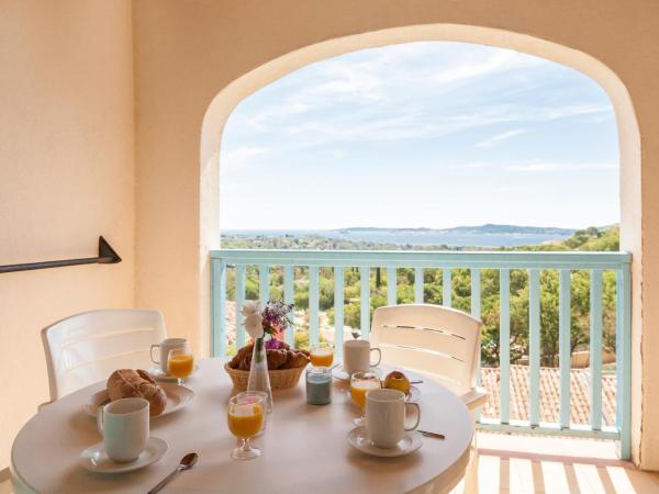 Résidence Pierre & Vacances Les Restanques du Golfe de Saint-Tropez : photo 6 de la chambre appartement 1 chambre avec coin nuit dans alcôve et terrasse ou balcon (6 personnes)