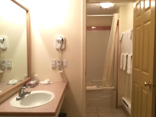 Western Budget Motel East Red Deer : photo 6 de la chambre chambre avec 2 grands lits queen-size