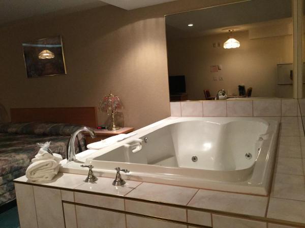 Western Budget Motel East Red Deer : photo 8 de la chambre chambre lit king-size avec baignoire spa